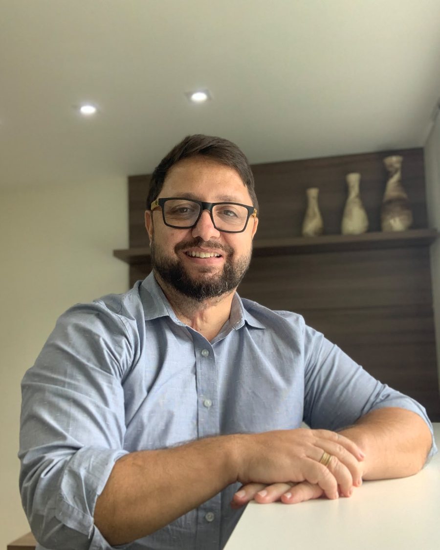 Lionel Braga Flores, psicólogo, no consultório do Espaço Zoe